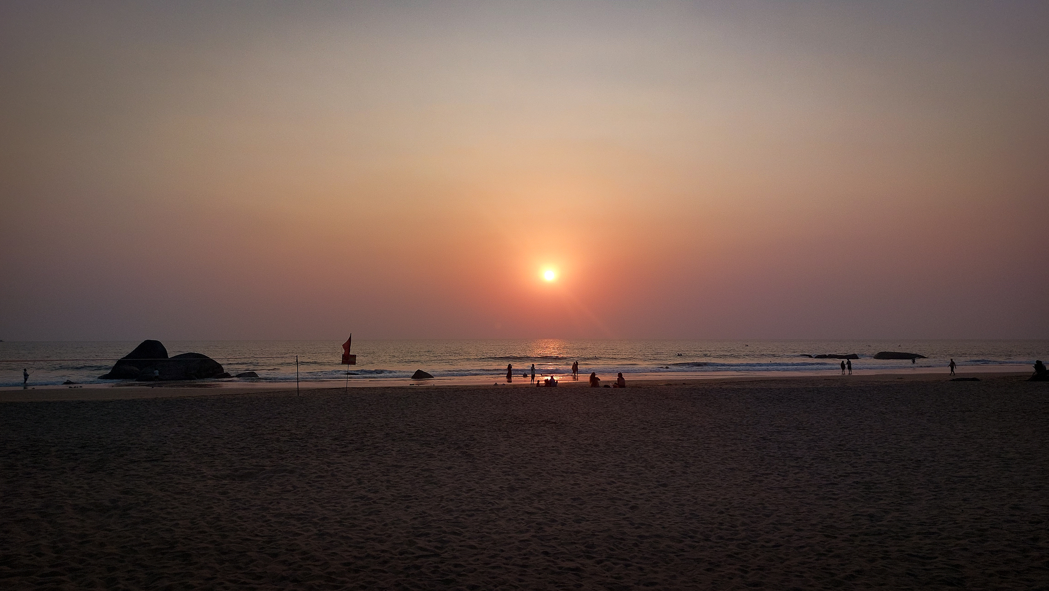 <span  class="uc_style_uc_tiles_grid_image_elementor_uc_items_attribute_title" style="color:#ffffff;">Beautiful sunset in 'Agonda' a pretty touristic village that often is visited by yoga people</span>