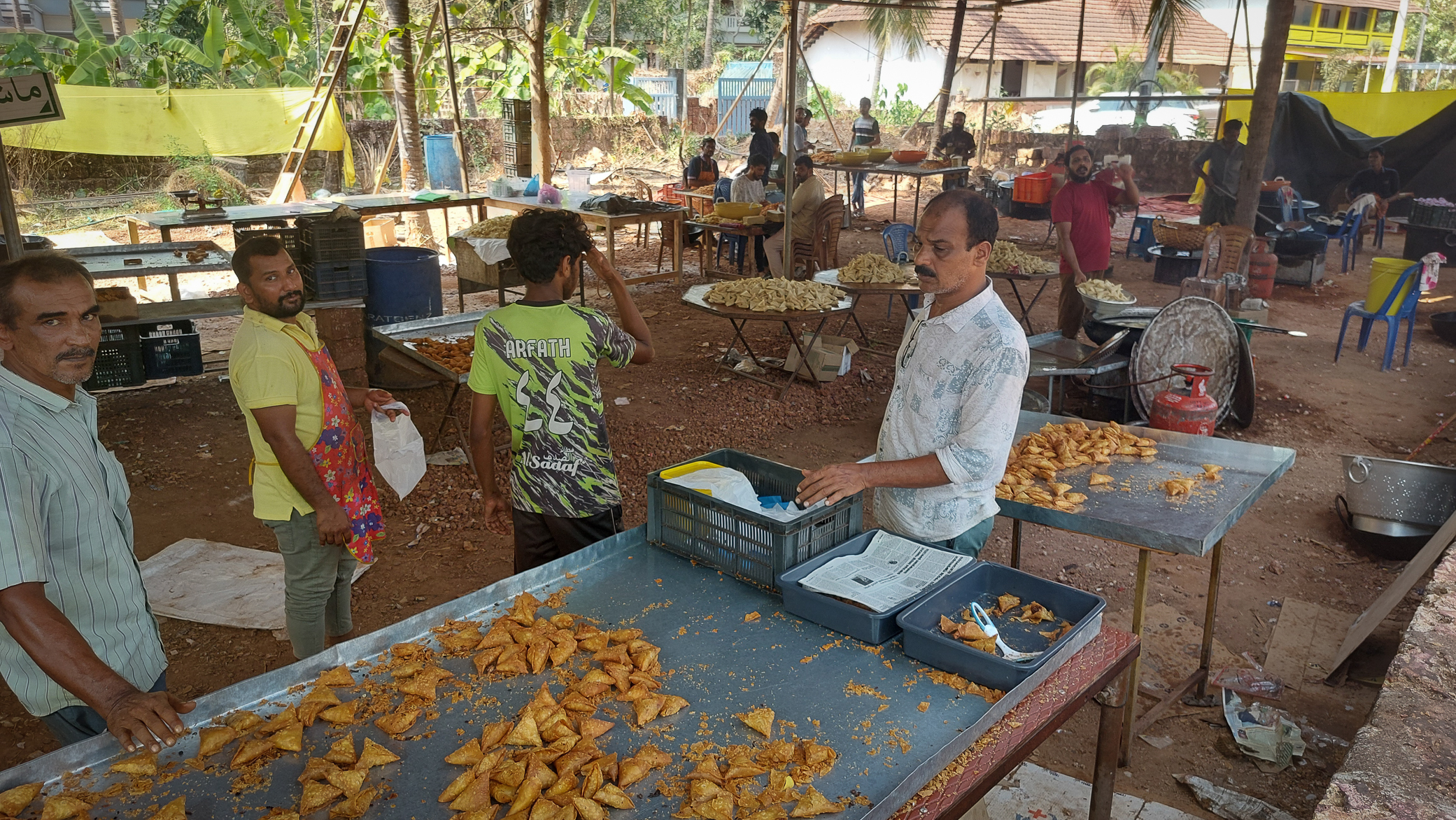 <span  class="uc_style_uc_tiles_grid_image_elementor_uc_items_attribute_title" style="color:#ffffff;">Samosas: this is how they are produced</span>