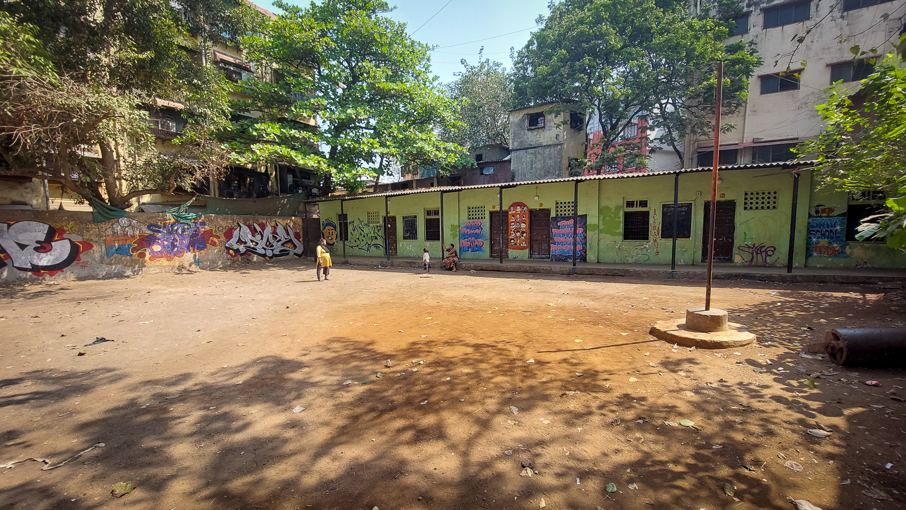 <span  class="uc_style_uc_tiles_grid_image_elementor_uc_items_attribute_title" style="color:#ffffff;">A primary school in Dharavi: simple</span>