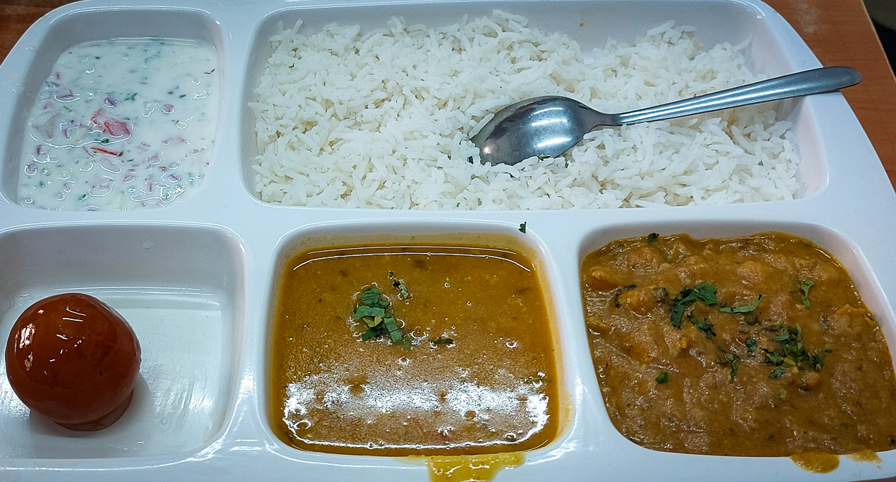 <span  class="uc_style_uc_tiles_grid_image_elementor_uc_items_attribute_title" style="color:#ffffff;">Indian dish: thali (what means 'plate' with mixed things)</span>