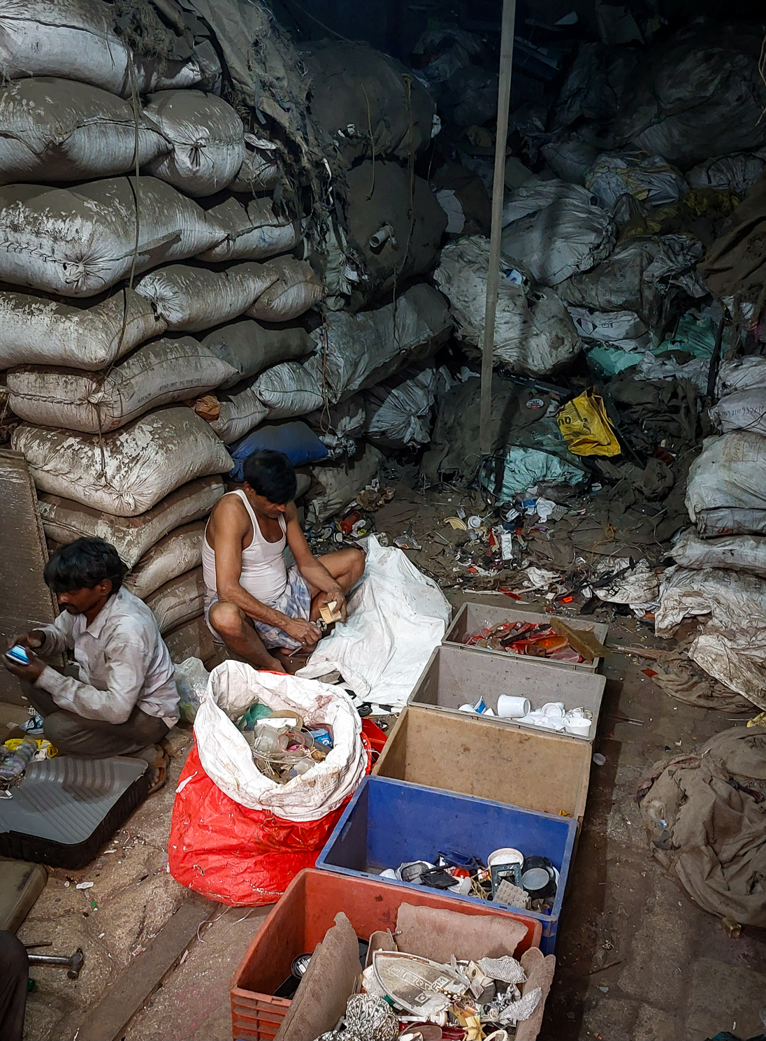 <span  class="uc_style_uc_tiles_grid_image_elementor_uc_items_attribute_title" style="color:#ffffff;">Dharavi is a real recycling and production place, ...very busy (work conditions are low, as you can see)</span>